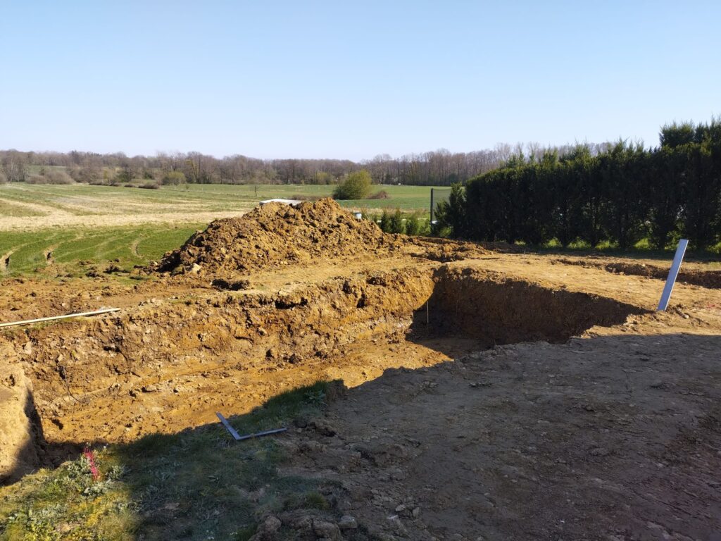 ma-maconnerie-90 - trou fraichement creusé pour piscine en béton