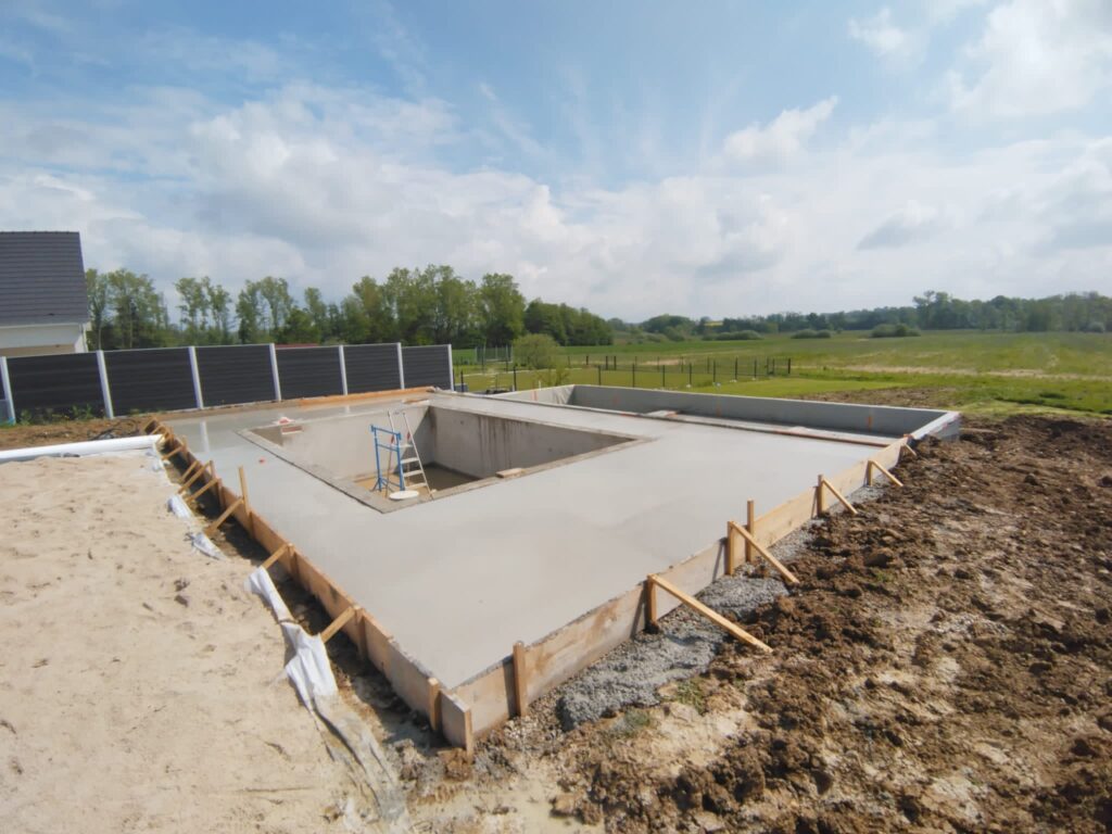 ma-maconnerie-90 - dalle en béton fraichement coulée pour piscine