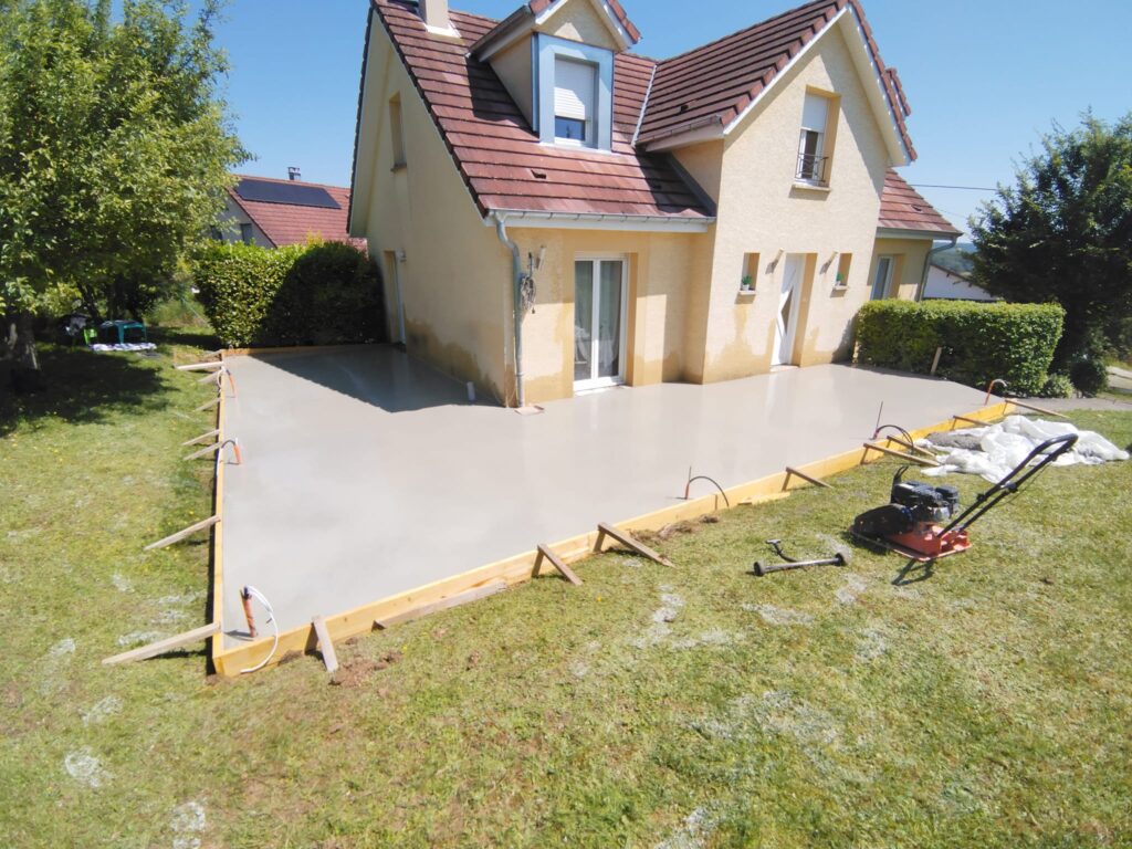 ma-maconnerie-90 - dalle en béton fraichement coulée pour terrasse