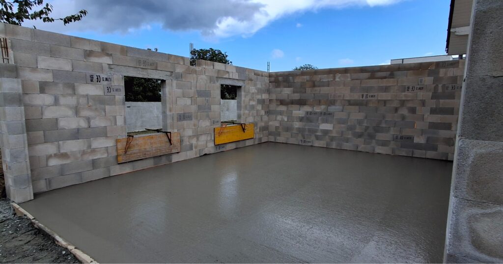 ma-maconnerie-90 - construction d'un bâtiment en parpaing avec dalle béton fraichement coulée